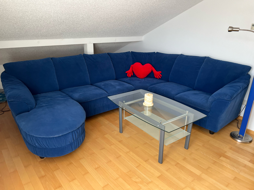 Couch aus blauem Stoff 