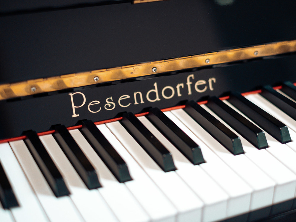 Pesendorfer Klavier in schwarz poliert. Kostenlose Lieferung in ganz Vorarlberg(*)