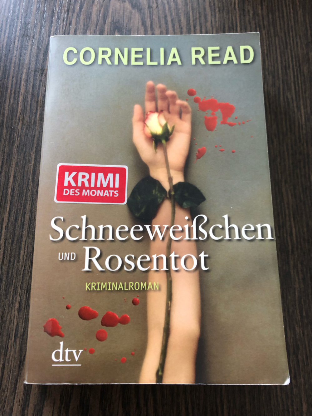 Schneeweißchen und Rosenrot, Cornelia Read