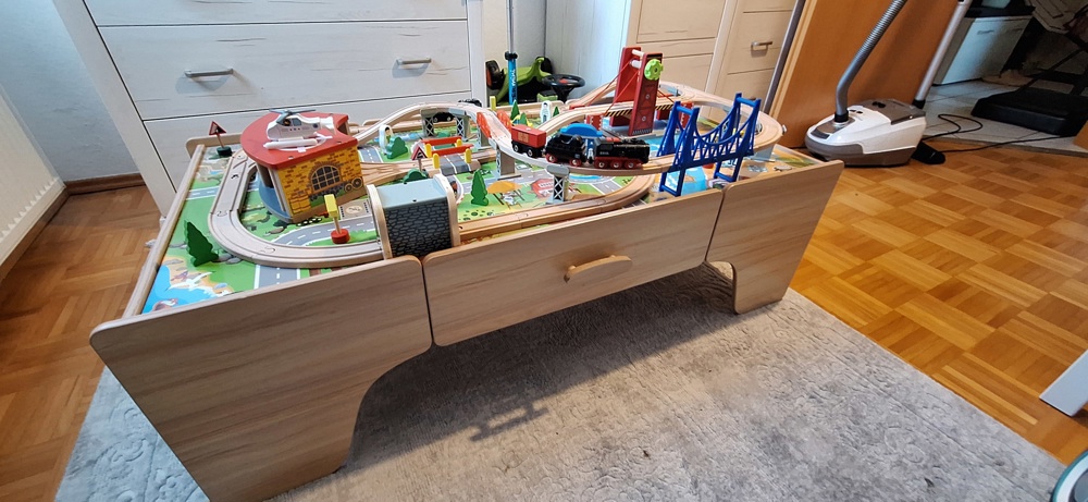 Spieltisch mit Eisenbahn und Dampflok