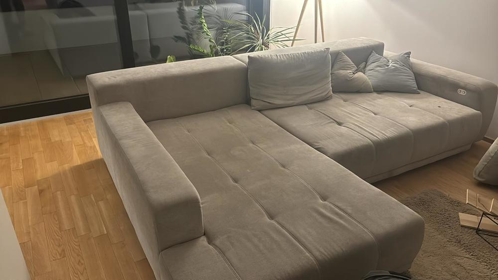 Couch hellgrau, elektrisch ausfahrbar