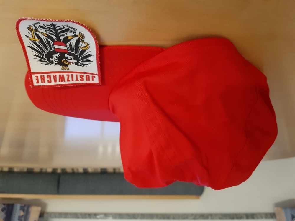 rote Kappe mit Justizwache - Emblem