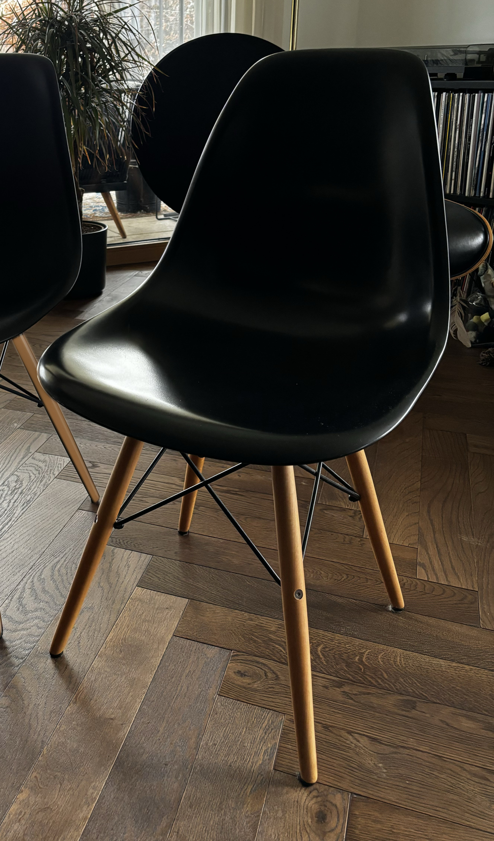 Vier Stühle im Stil des Eames Plastic Side Chair DSW