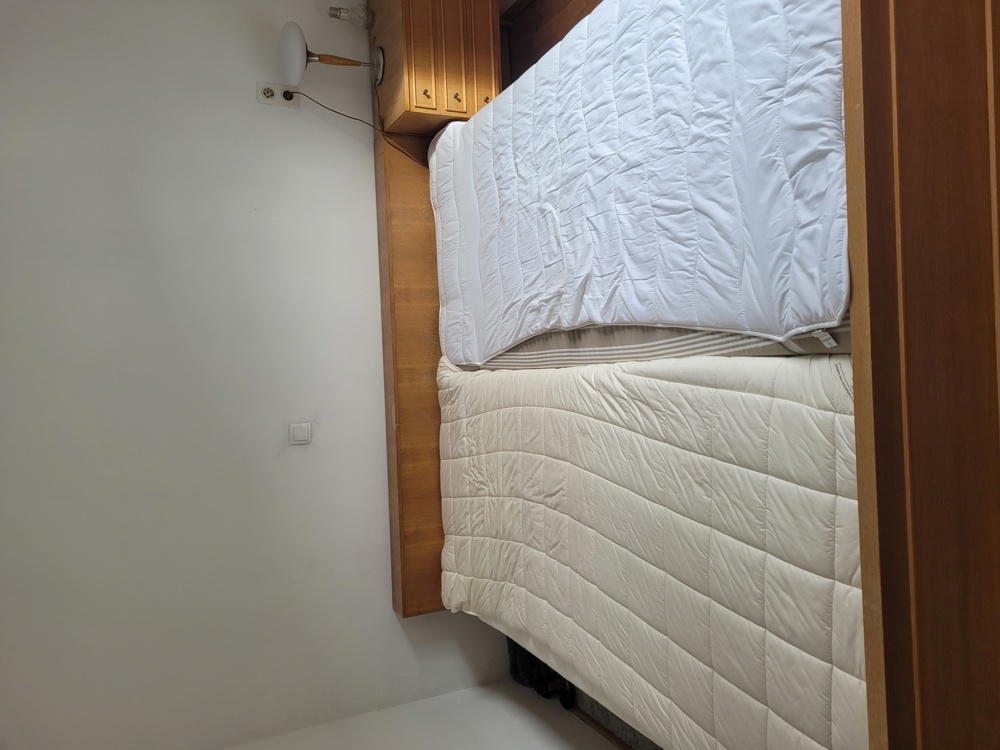 Doppelbett Bett Holzbett 180 cm mit 2 Nachtkästchen, Matratzen und Lattenrost