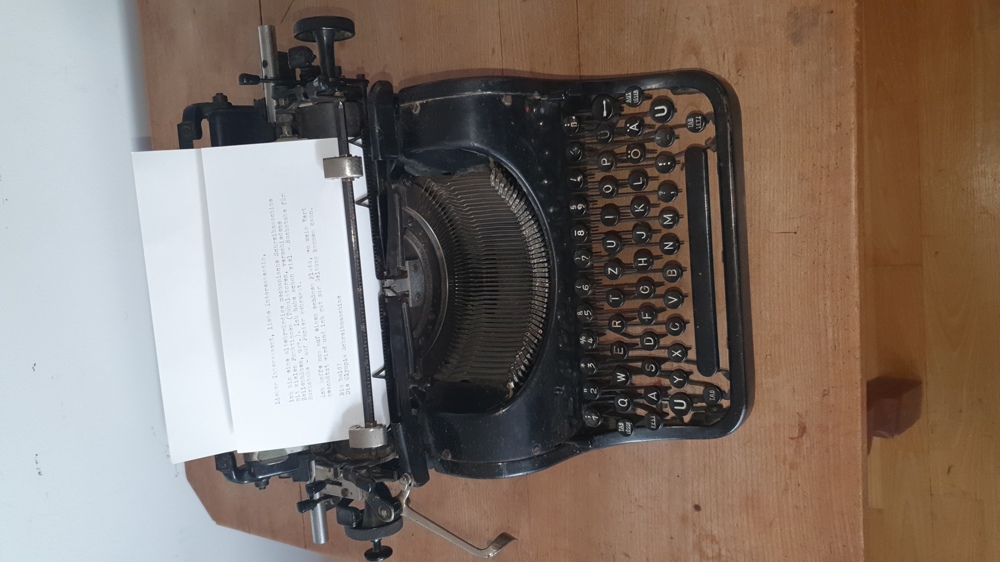 Vintage: alte gebrauchte mechanische Schreibmaschine