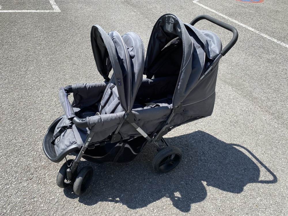 Doppelkinderwagen mit Stauraum