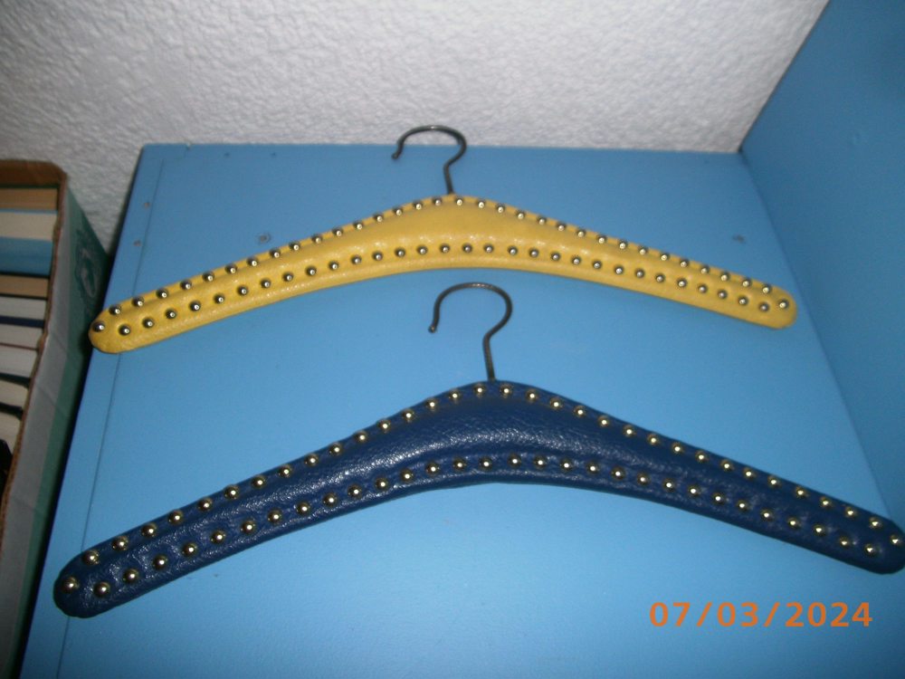 2 Kleiderbügel dunkelblau und gelb mit Nieten verkleidet mit Kunstleder   B= 42,00 cm