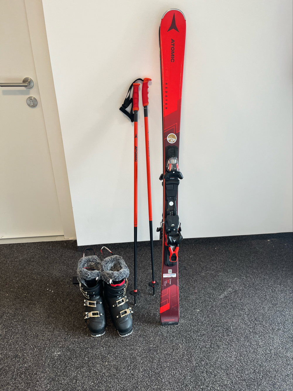 NEU Atomic Ski mit Bindung und Stöcken plus Rossignol Skischuhen