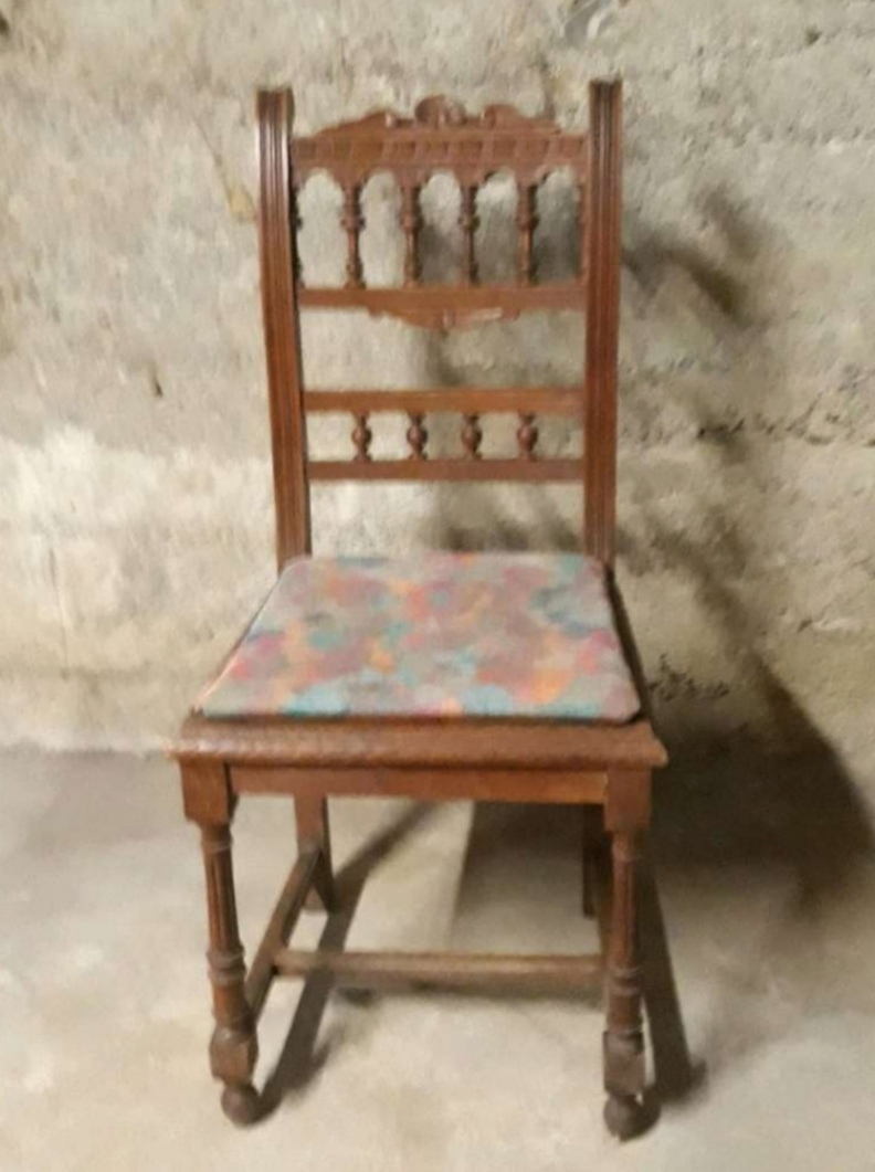 6 antike Stühle