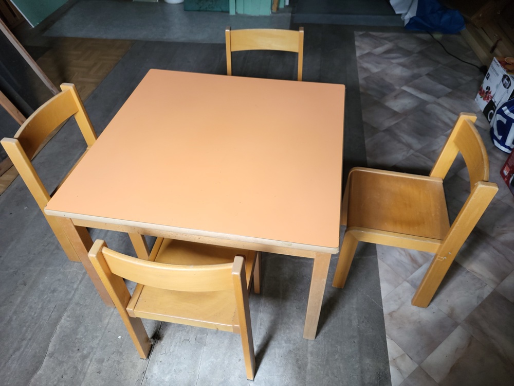 Verkaufe Kinder-Tisch-Stühle-Set
