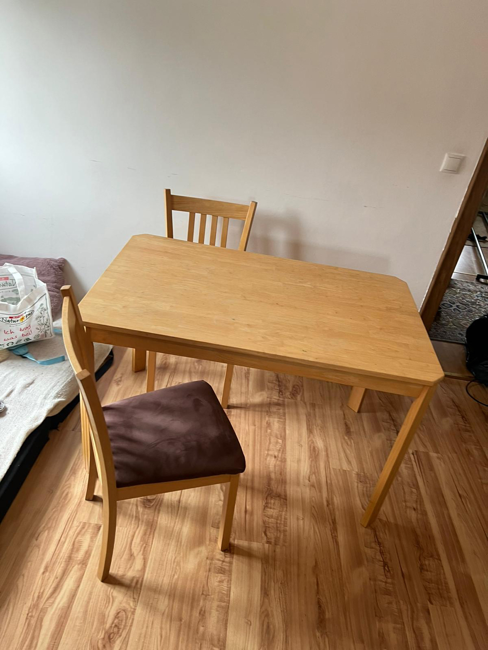 Tisch mit zwei stühlen