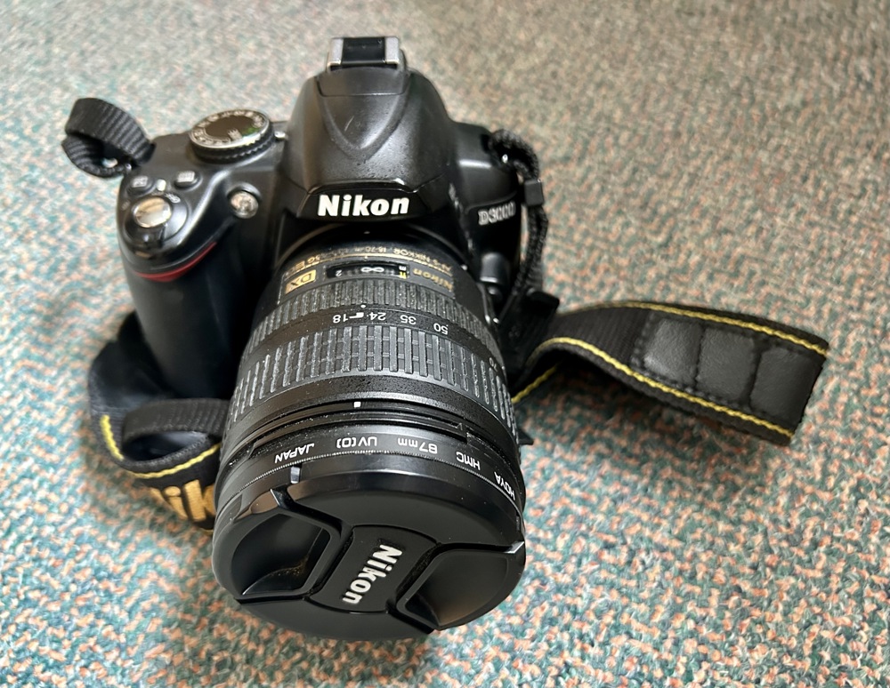 Nikon D3000 mit Objektiv Nikkor 18-70