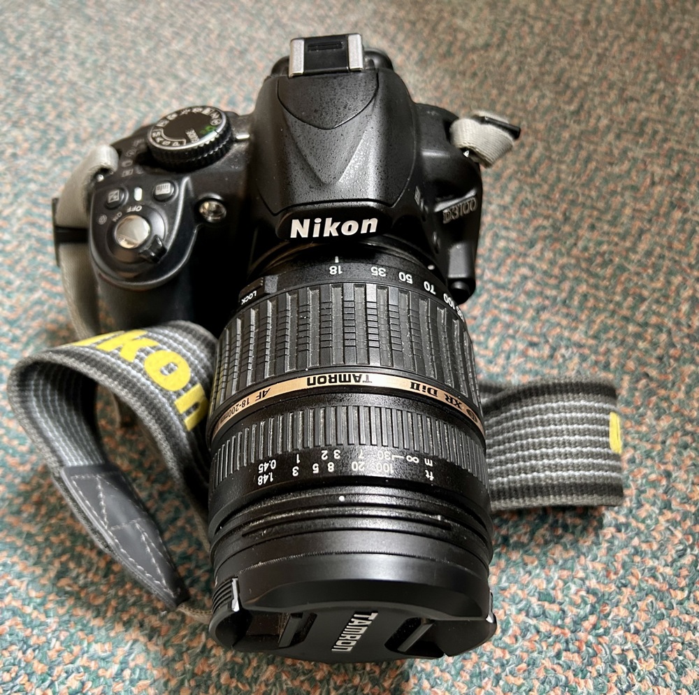 Nikon D3100 mit Objektiv Tamron 18-200