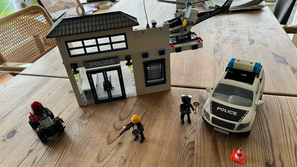 Playmobil 9372 Polizeiwache mit Auto, Hubschrauber und Quad