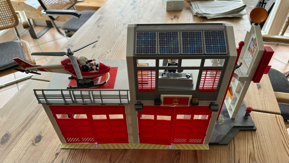 Playmobil Feuerwehr Feuerwache mit Hubschrauber 9462