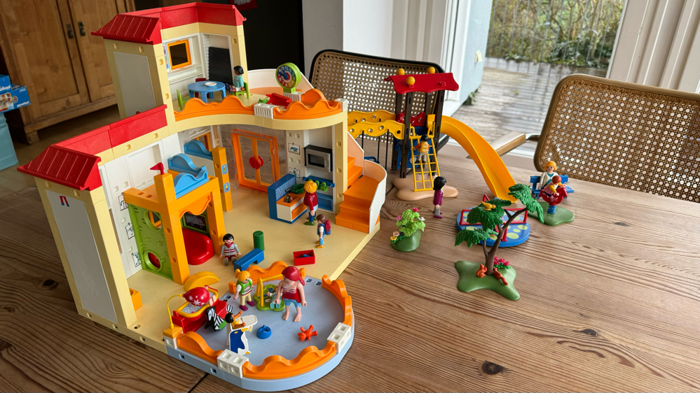 Playmobil Kindergarten 5567 mit Anbau 5570 und Spielplatz 5568