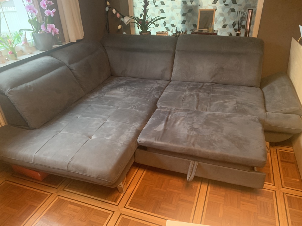 Neue Couch ausziehbar u verstellbar. Sehr hohe Qualität. Mit Bettfunktion