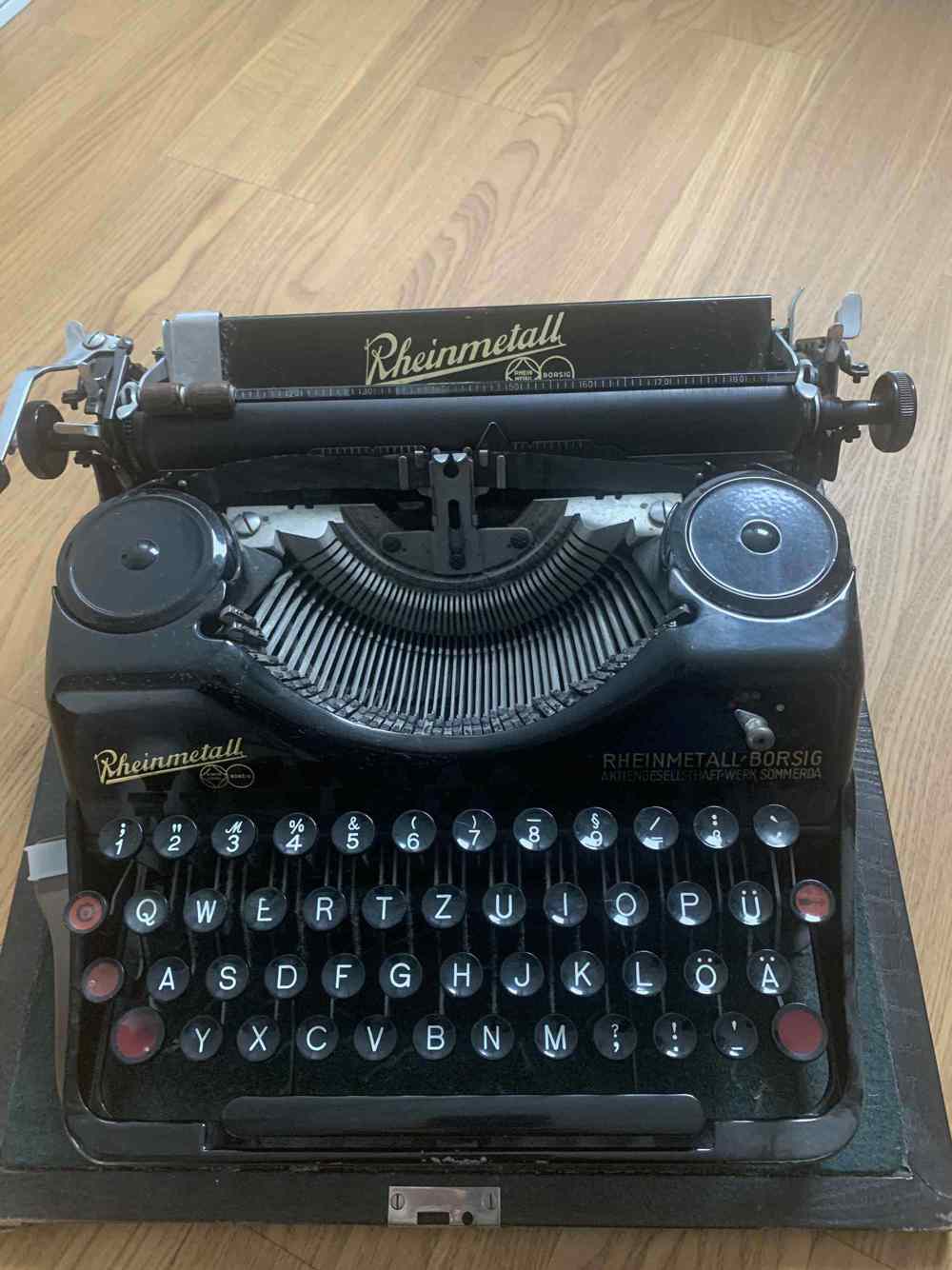 Sehr alte mechanische Schreibmaschine Rheinmetall-Borsig