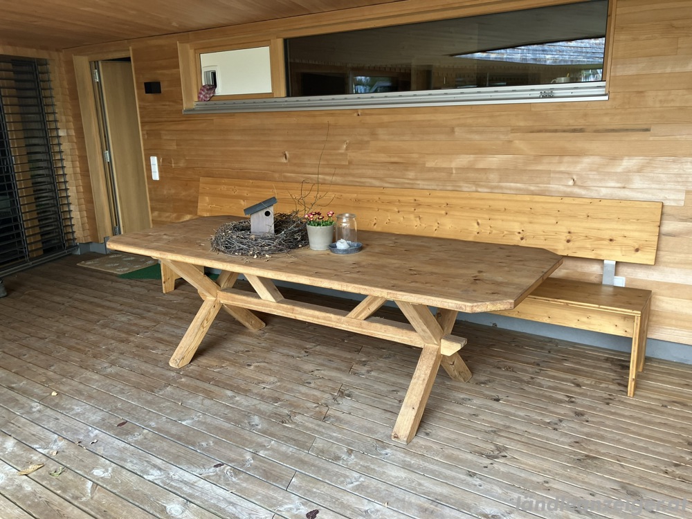 Rustikaler Holztisch 250x100cm und Bank mit Rückenlehne 365cm für den Außenbereich
