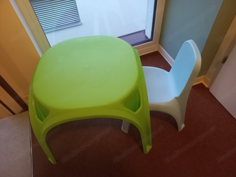 Kindertisch mit Stuhl