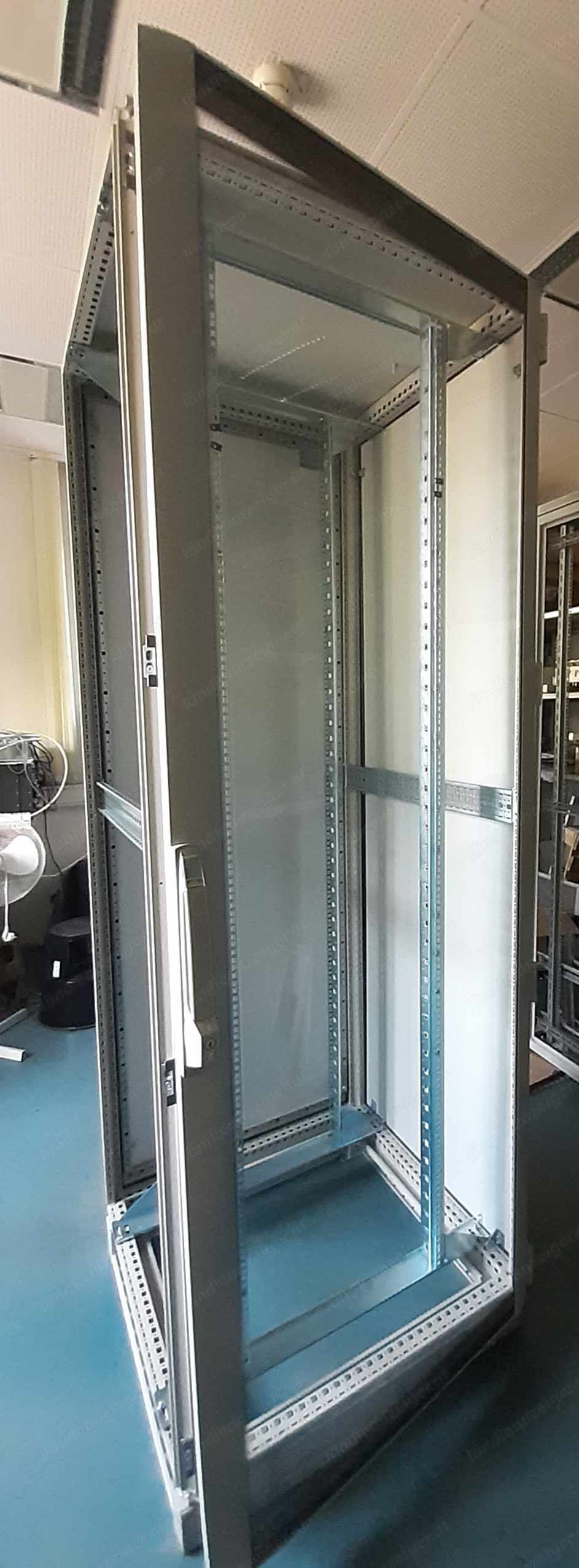 professioneller Server- und Netzwerkschrank mit Wänden und Tür, Rittal TS8, gebraucht 800x800 mm