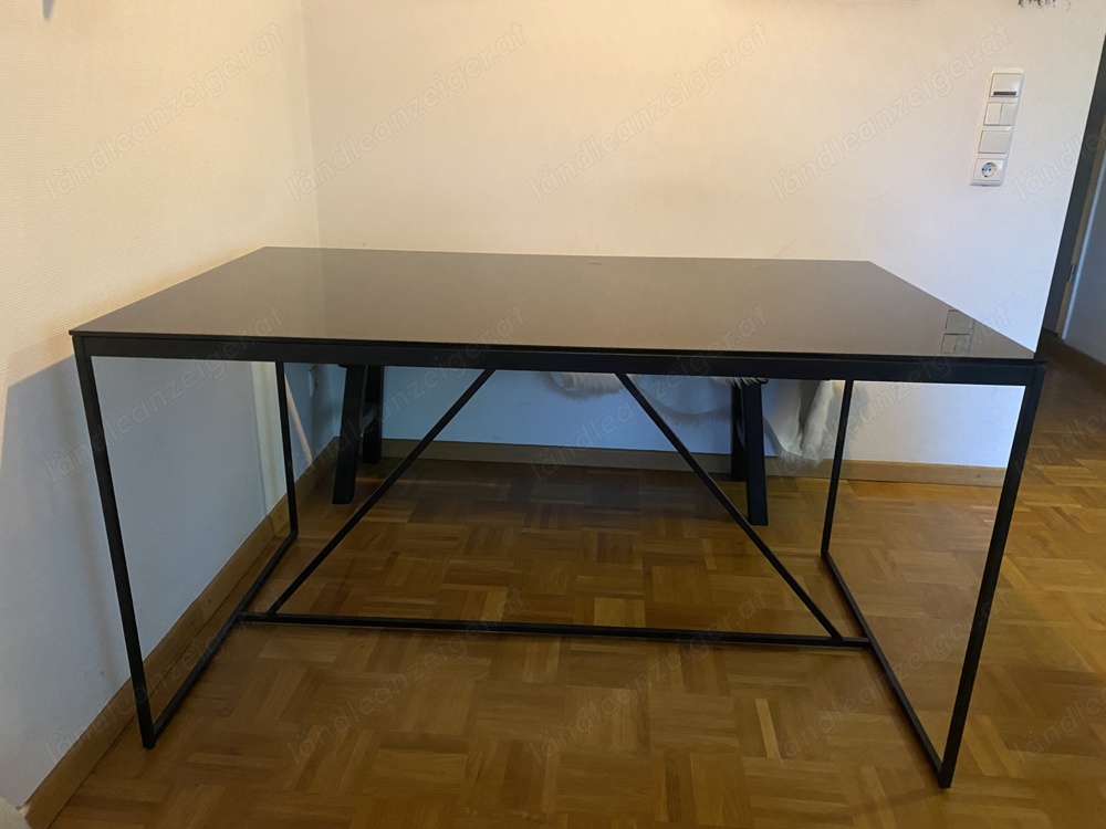 Tisch aus Glas in schwarz