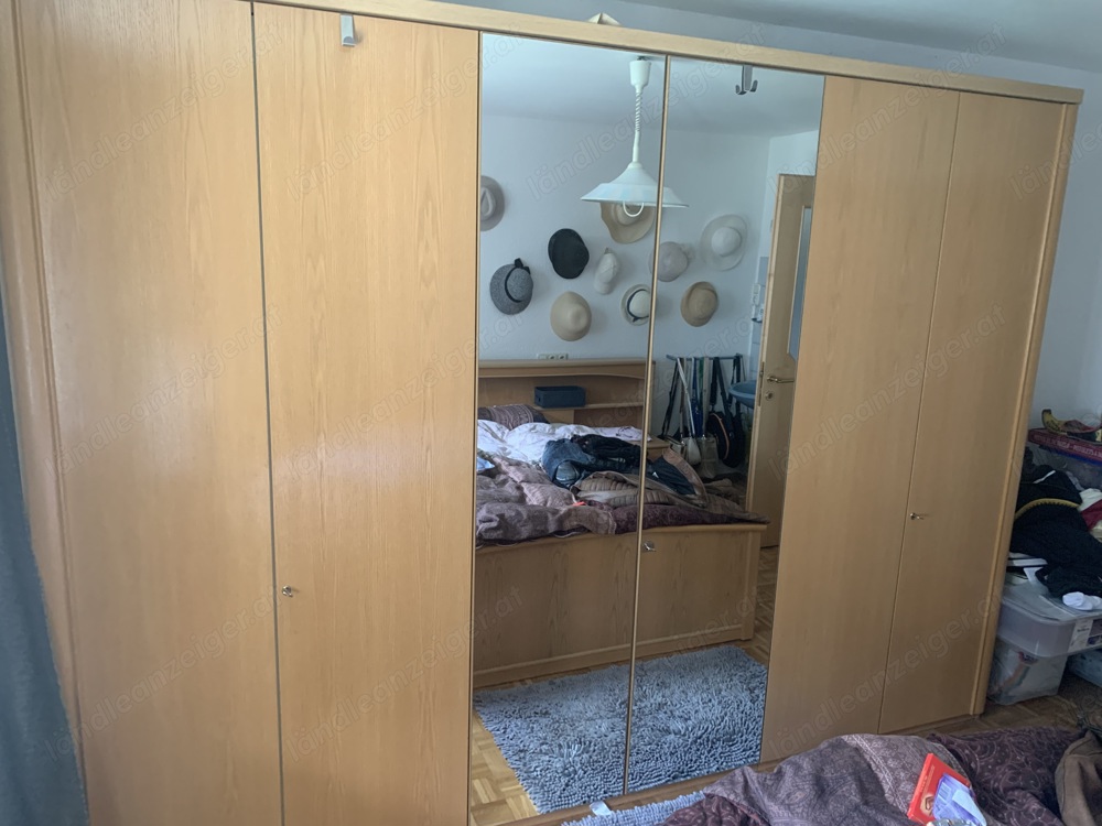 Schlafzimmerschrank mit Spiegeltüre