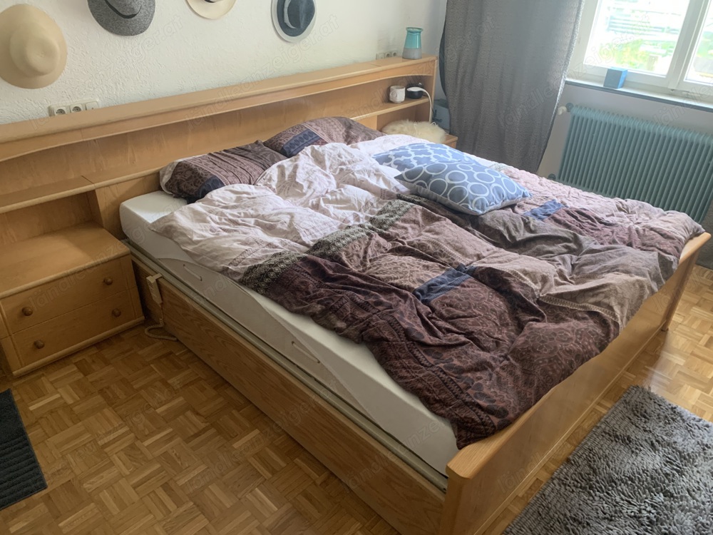 Doppelbett mit Rückwand und Nachtkästchen u Lattenrost
