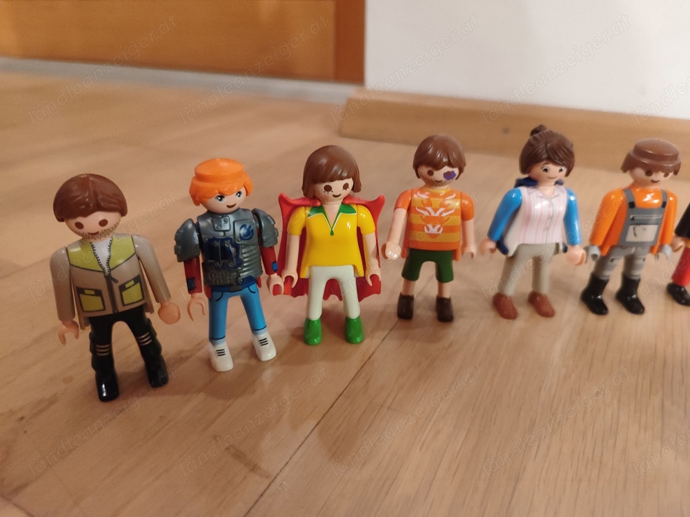 Playmobil Figuren und drei Fahrzeuge