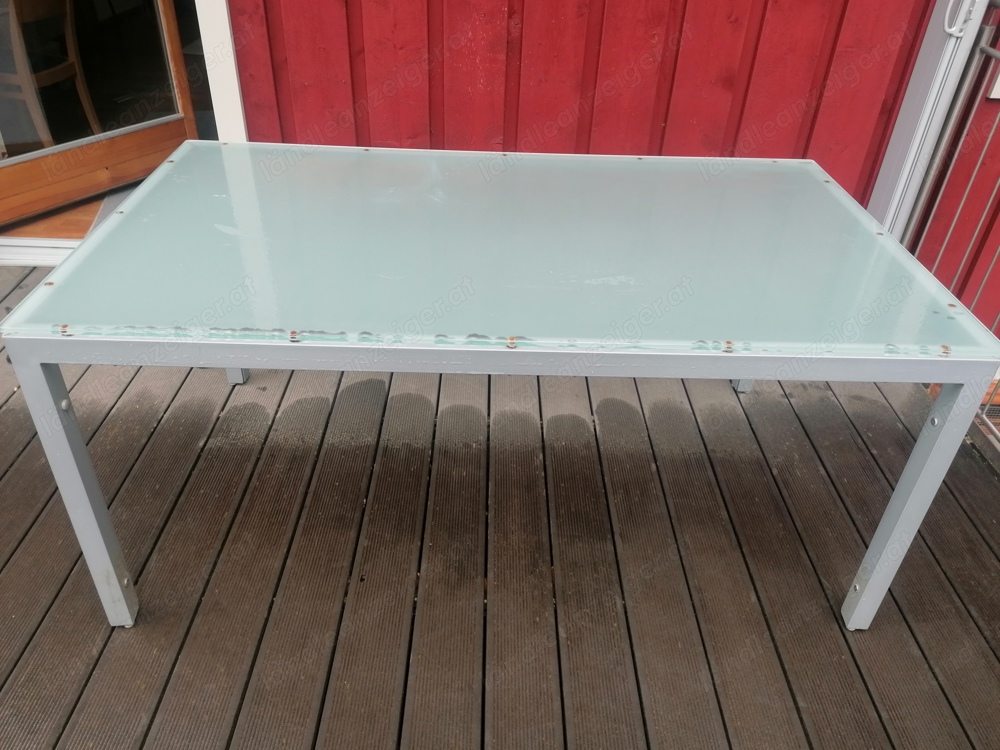 Tisch mit Glasplatte (Gartentisch) ideal für den Sommer