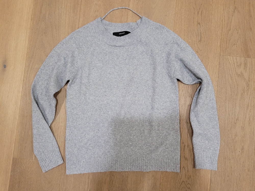 Zwei Pullover 