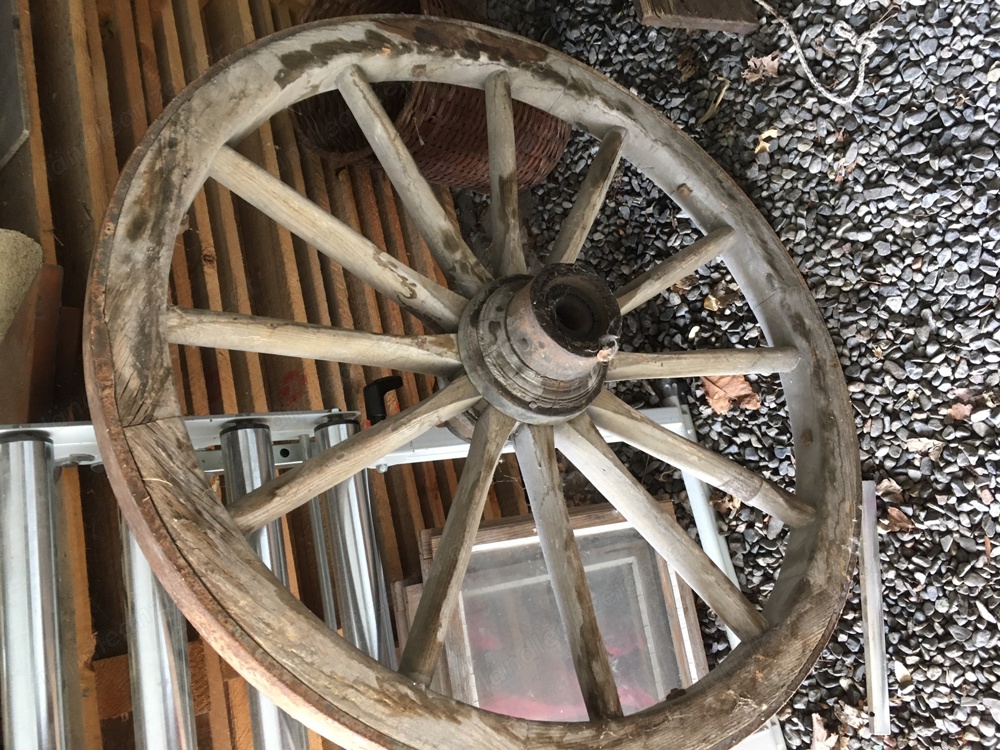 Altes Wagenrad aus Holz