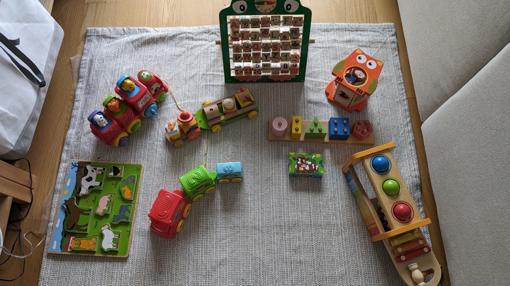 Kinderspielzeug aus Holz und Plastik