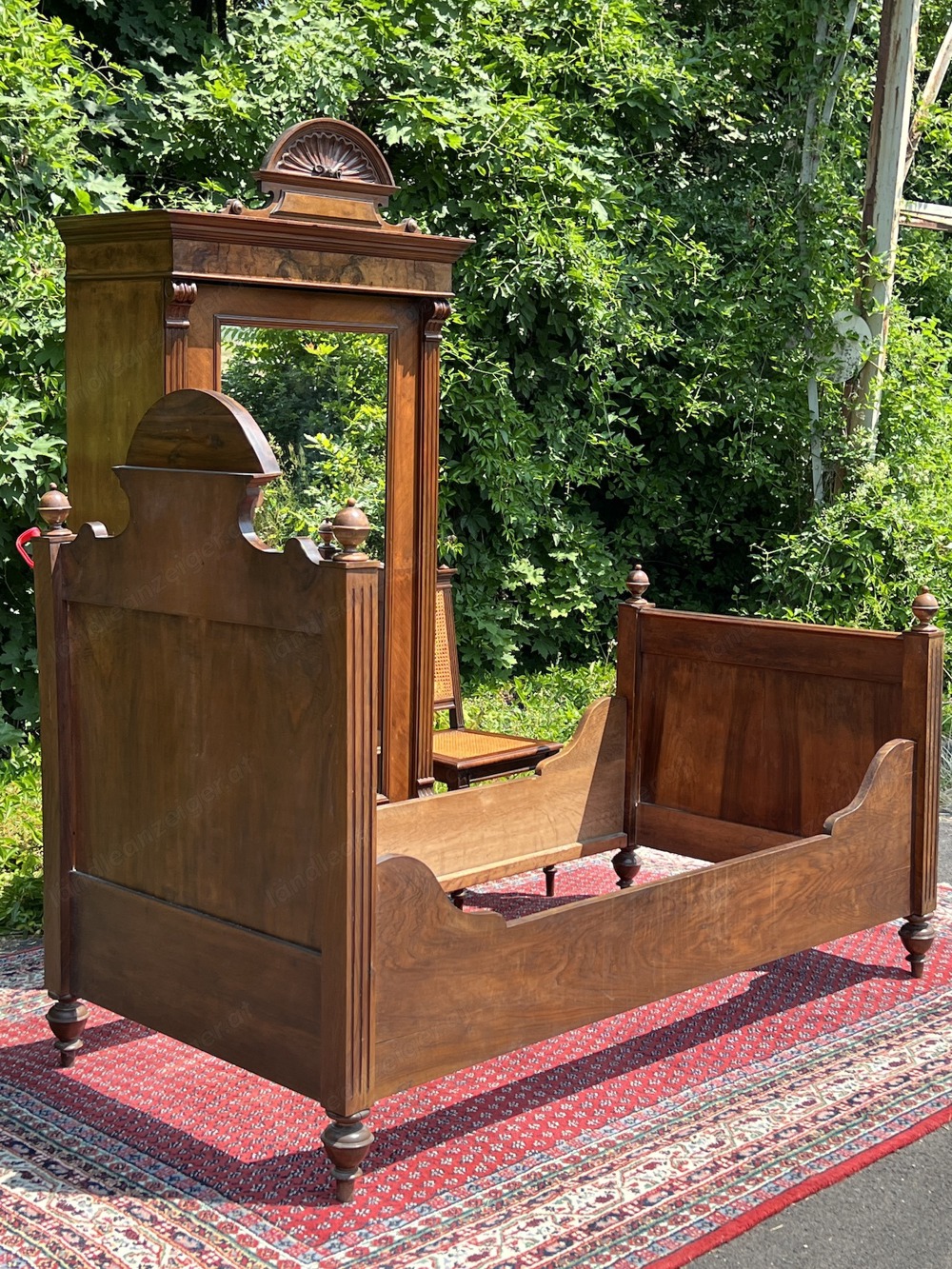 Gründerzeit Bett Beistelltisch Stuhl Sessel Bauernmöbel Nussbaum Einzelbett Hotel Zimmer Gästebett