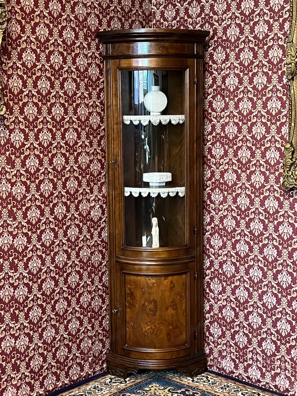 Biedermeier Eckvitrine Vitrine Nussbaum Barock Landhaus Rokoko Eckschrank Stilmöbel Louis XV Sammler