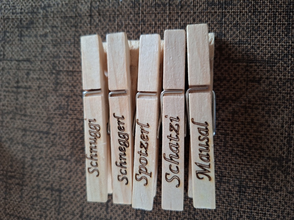 Holz-Wäscheklammern mit Text gelasert "Oktoberfest - Feier - Party - Namensschilder " Holz Holz-Wäscheklammern mit Text gelasert "Oktoberfest - Feier - Party - Namensschilder " Holz