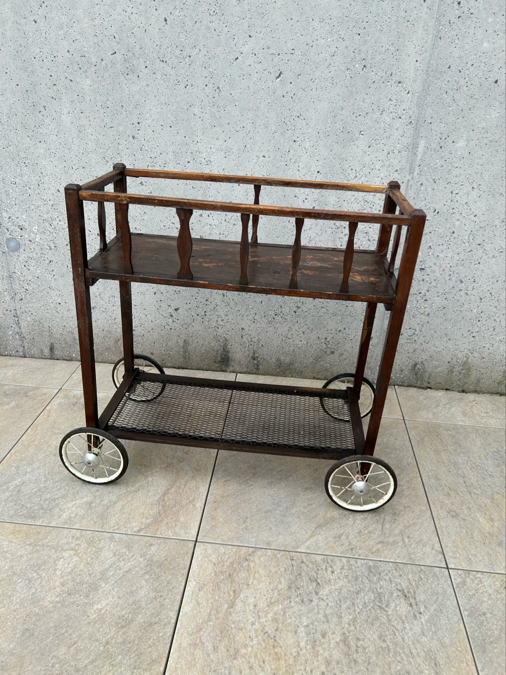 Antiker Blumenkasten auf Rädern 100jährig