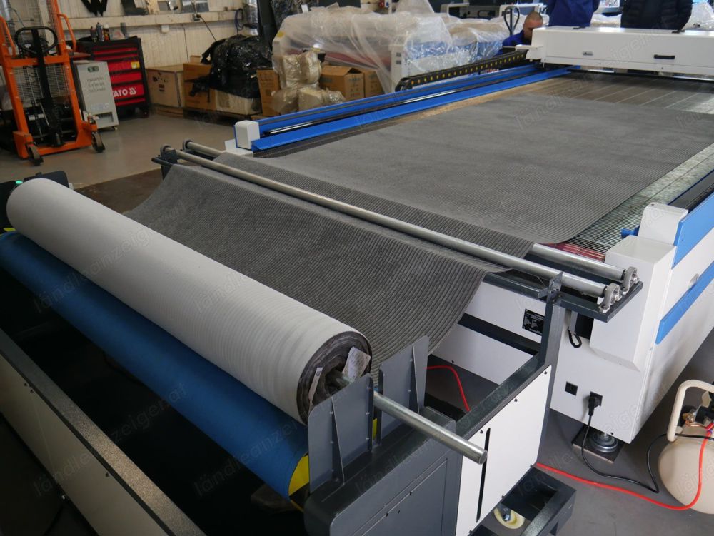 Co2 Laser für Texillien aus der Rolle 1700x3000 Bandtisch