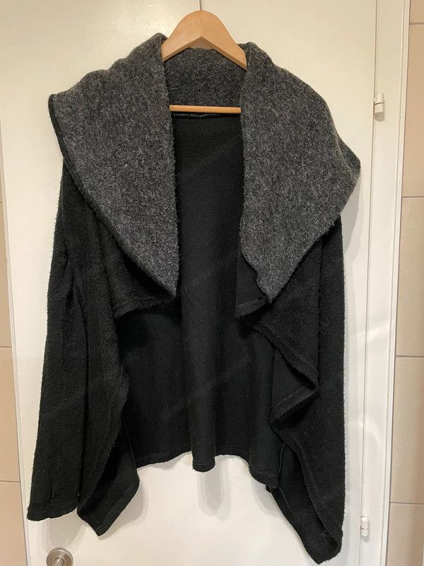 Schwarzer Pulli Strickjacke überkreuzt zum Knöpfen mit grauer Kapuze