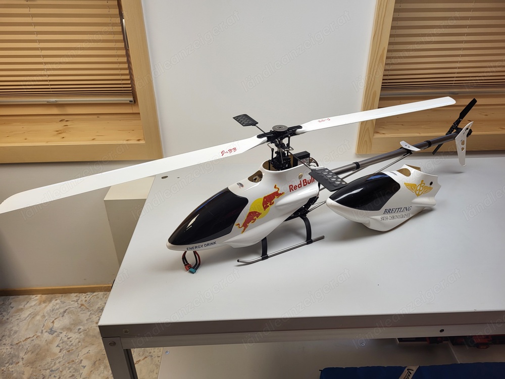 Modellhubschrauber mit Steuerung und Ladegerät sowie reichhaltiger Modellbausammlung. Modellhubschrauber mit Steuerung und Ladegerät sowie reichhaltiger Modellbausammlung.