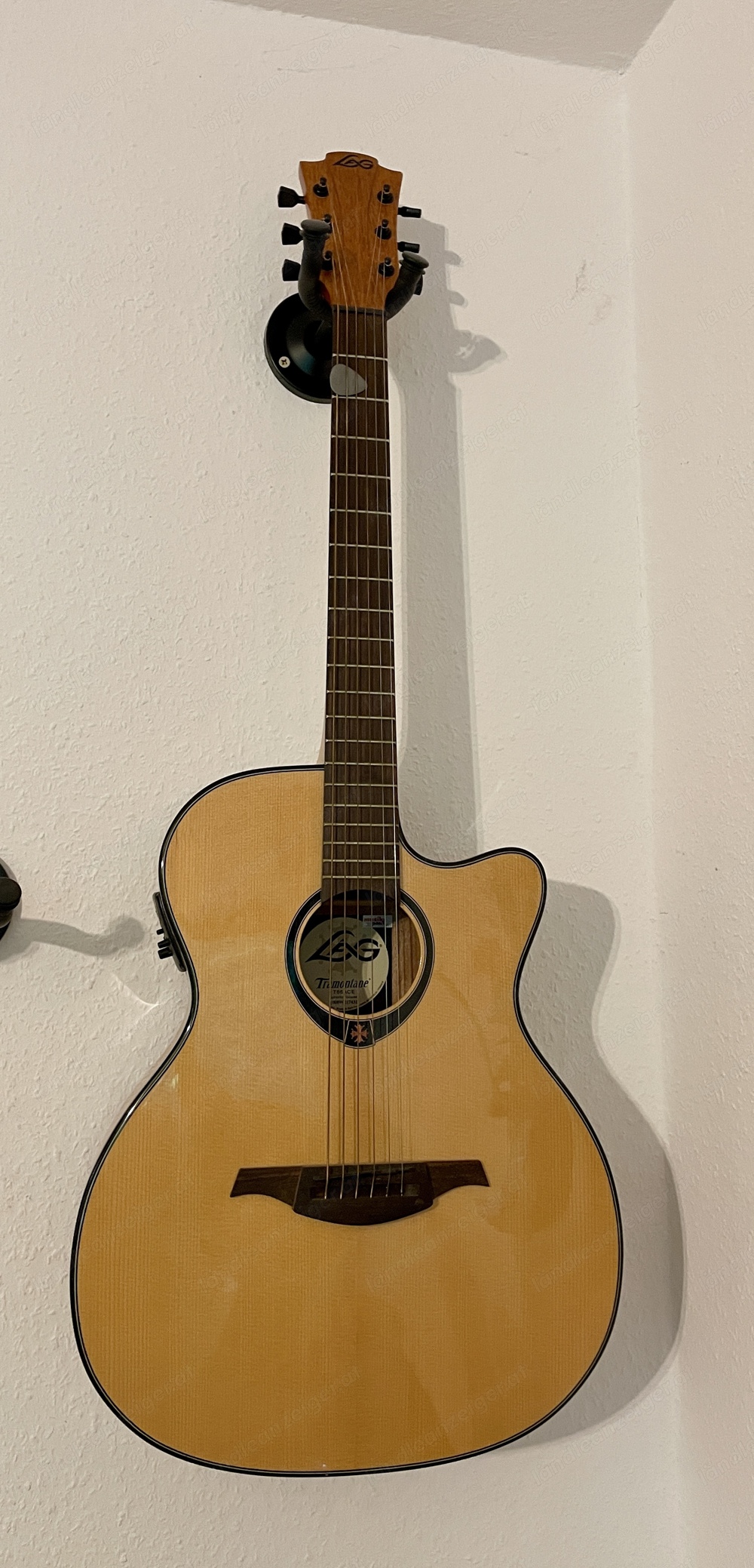 LAG Tramontane Gitarre mit Tonabnehmer