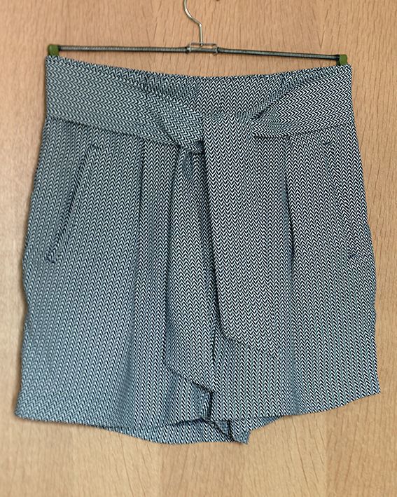 Diverse kurze Damenhosen Gr. 38, Stoffhosen, Shorts, Sommerhosen, Hose, schwarz oder gemustert 