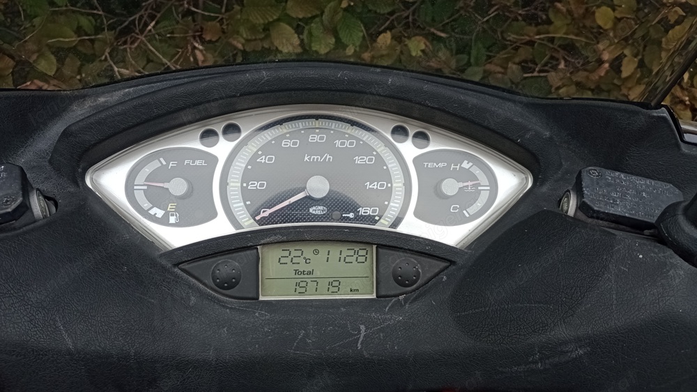 Erst 19000km!250 Yamaha Roller mit gültigem Pickerl bis August +4 M Überz. . Erst 19000km!250 Yamaha Roller mit gültigem Pickerl bis August +4 M Überz. .