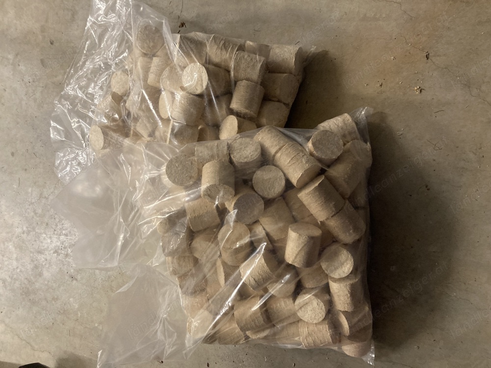 Brennholz, Briketts in 15kg Säcken Brennholz, Briketts in 15kg Säcken