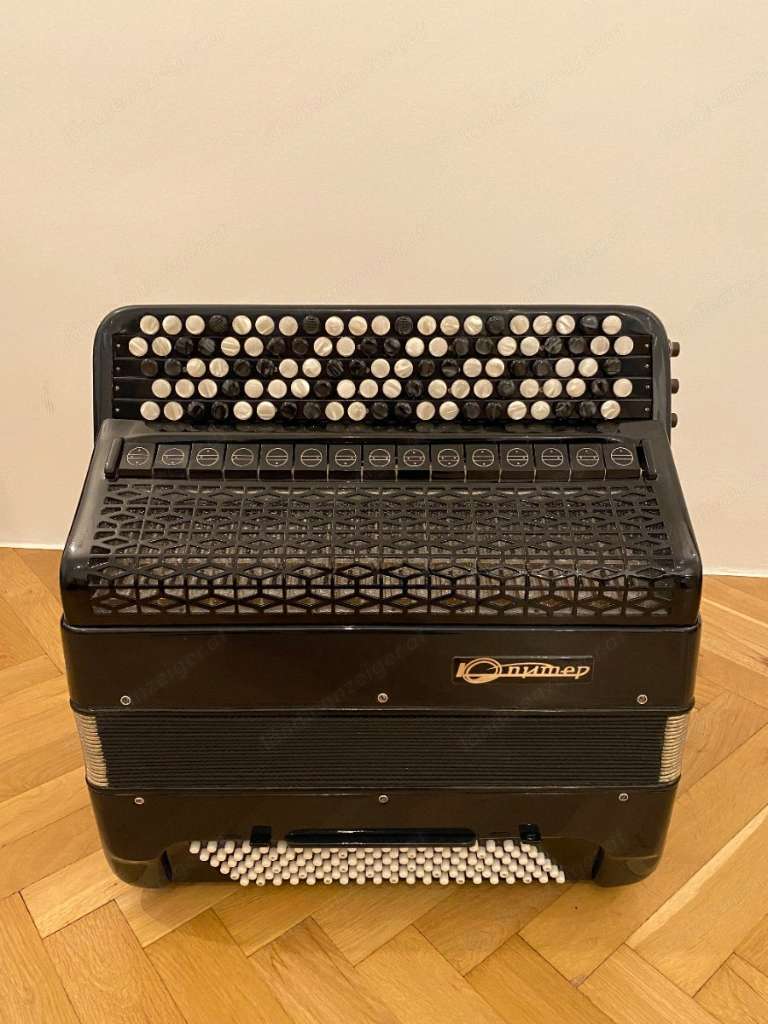 Akkordeon Jupiter der Fabrik LLC Bayan Jupiter