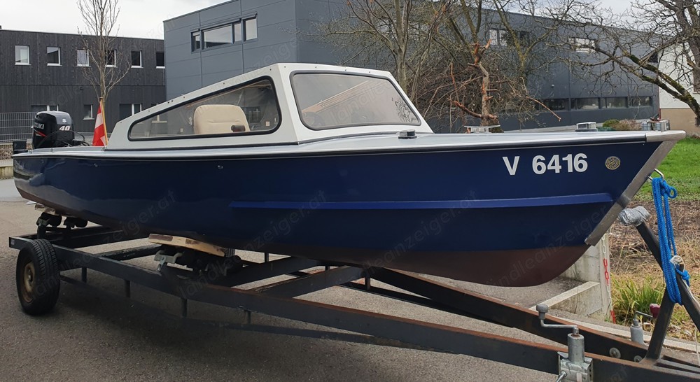 Motorboot Angler und Badeboot Gondel