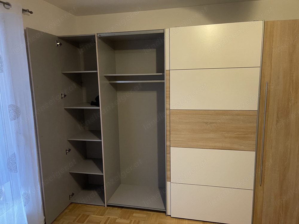 Kleiderschrank.        