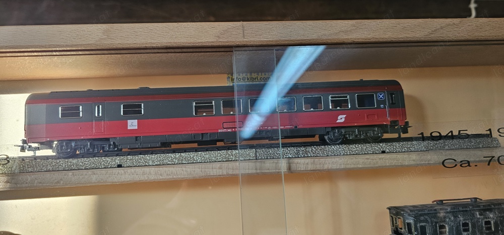 Setzkasten mit alten Eisenbahnen