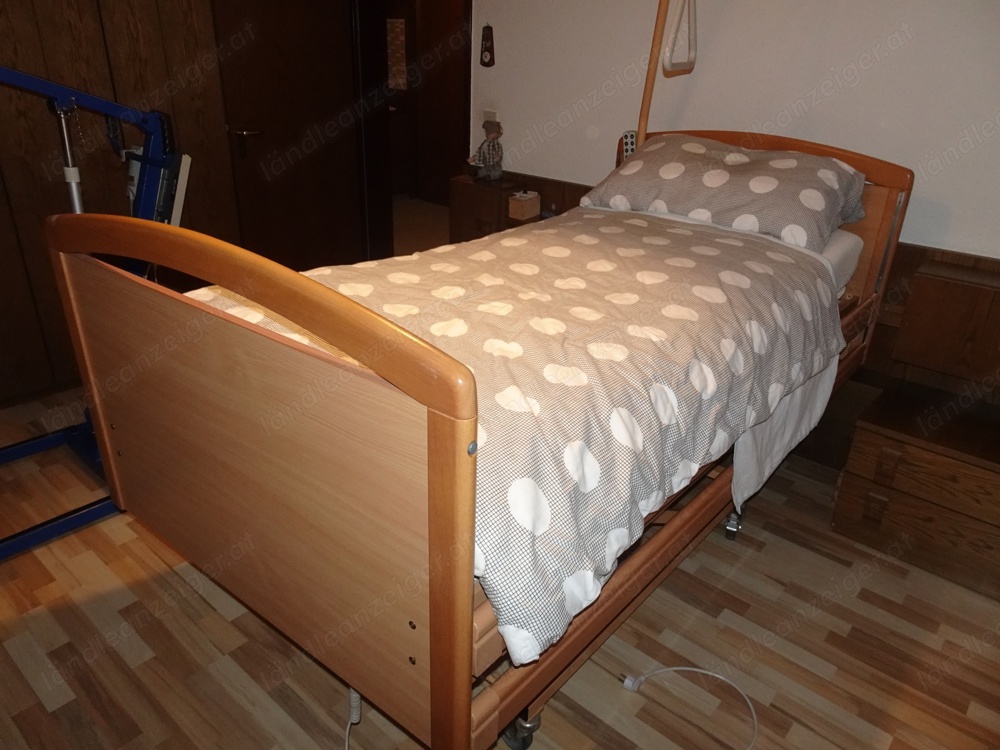 Elektrisches Pflegebett mit Matratze von Days Pflege Bett