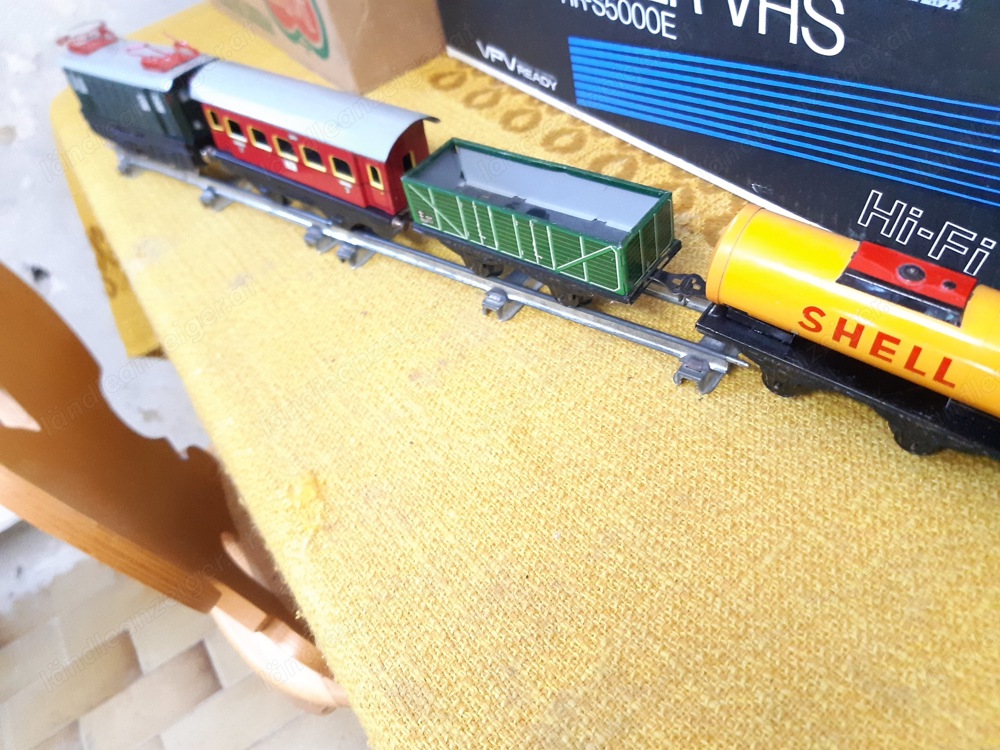 2 Blechspielzeug Züge mit Gleis zu verkaufen 2 Blechspielzeug Züge mit Gleis zu verkaufen